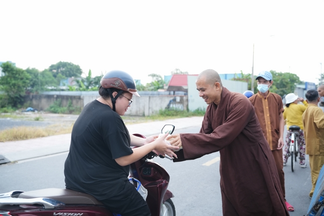 Từ thiện: Tặng bắp tại các công ty, xí nghiệp, khu công nghiệp xã Xuân Thới Sơn