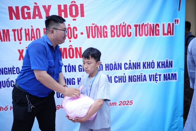 Giving gifts for difficult households during the Ullambana season in Hoc Mon commune in the temple charity activities