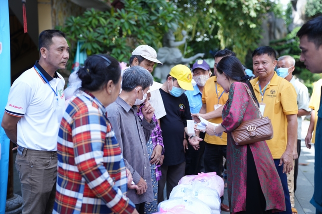 Giving gifts for difficult households during the Ullambana season in Hoc Mon commune in the temple charity activities