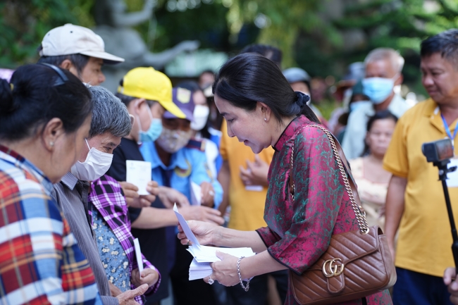 Giving gifts for difficult households during the Ullambana season in Hoc Mon commune in the temple charity activities