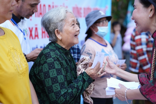 Giving gifts for difficult households during the Ullambana season in Hoc Mon commune in the temple charity activities