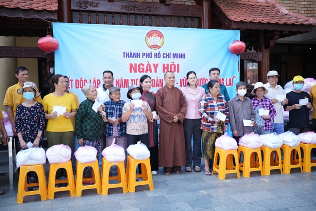 Giving gifts for difficult households during the Ullambana season in Hoc Mon commune in the temple charity activities