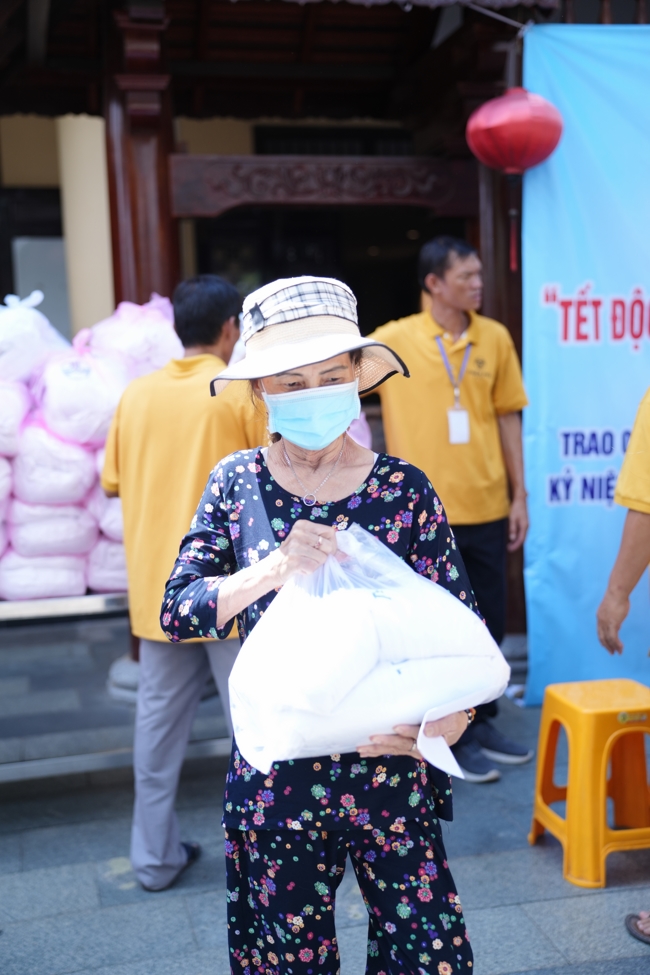 Giving gifts for difficult households during the Ullambana season in Hoc Mon commune in the temple charity activities