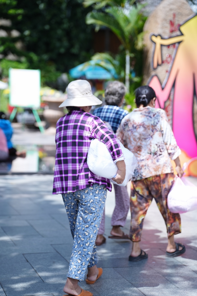 Giving gifts for difficult households during the Ullambana season in Hoc Mon commune in the temple charity activities