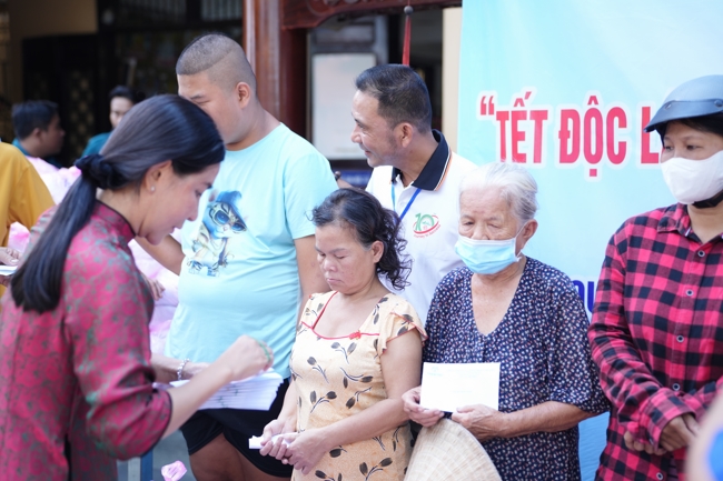 Giving gifts for difficult households during the Ullambana season in Hoc Mon commune in the temple charity activities