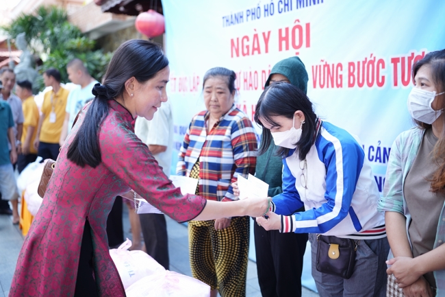 Giving gifts for difficult households during the Ullambana season in Hoc Mon commune in the temple charity activities