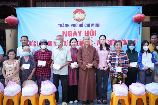 Giving gifts for difficult households during the Ullambana season in Hoc Mon commune in the temple charity activities