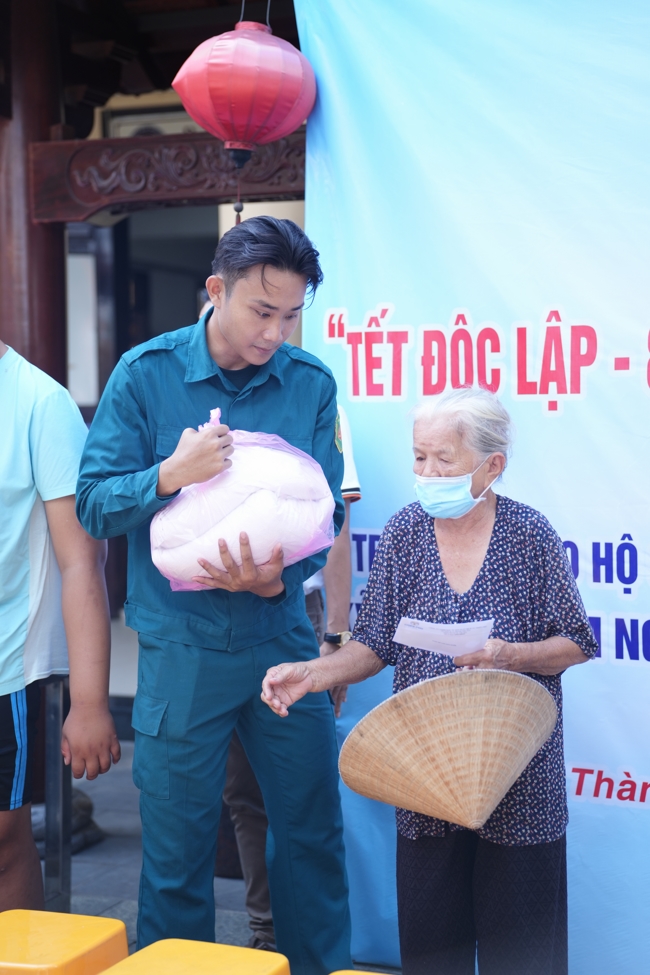 Giving gifts for difficult households during the Ullambana season in Hoc Mon commune in the temple charity activities