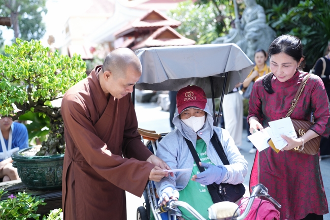 Giving gifts for difficult households during the Ullambana season in Hoc Mon commune in the temple charity activities