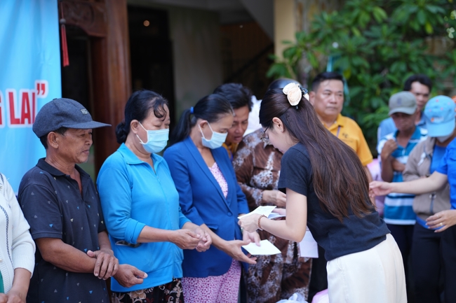 Giving gifts for difficult households during the Ullambana season in Hoc Mon commune in the temple charity activities