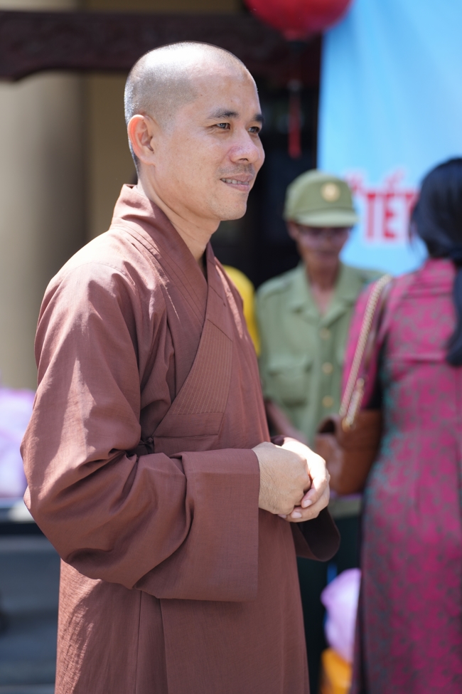 Giving gifts for difficult households during the Ullambana season in Hoc Mon commune in the temple charity activities