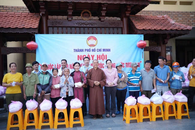 Giving gifts for difficult households during the Ullambana season in Hoc Mon commune in the temple charity activities