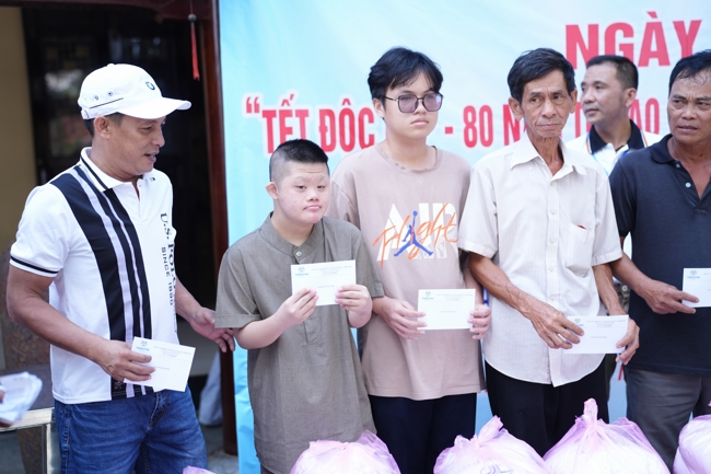 Giving gifts for difficult households during the Ullambana season in Hoc Mon commune in the temple charity activities