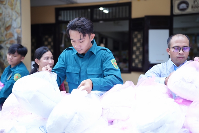 Giving gifts for difficult households during the Ullambana season in Hoc Mon commune in the temple charity activities
