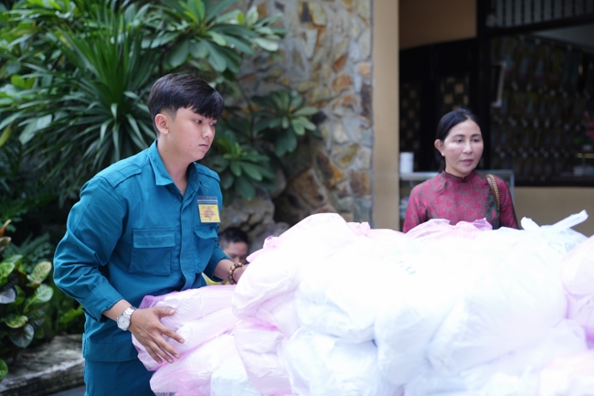 Giving gifts for difficult households during the Ullambana season in Hoc Mon commune in the temple charity activities