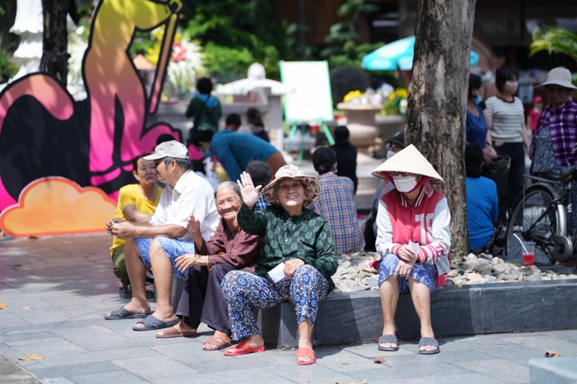 Giving gifts for difficult households during the Ullambana season in Hoc Mon commune in the temple charity activities