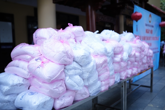 Giving gifts for difficult households during the Ullambana season in Hoc Mon commune in the temple charity activities