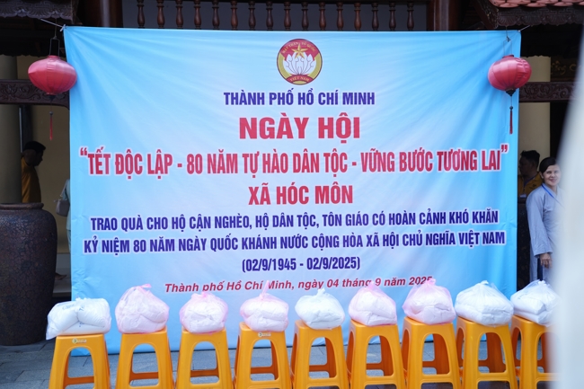 Giving gifts for difficult households during the Ullambana season in Hoc Mon commune in the temple charity activities