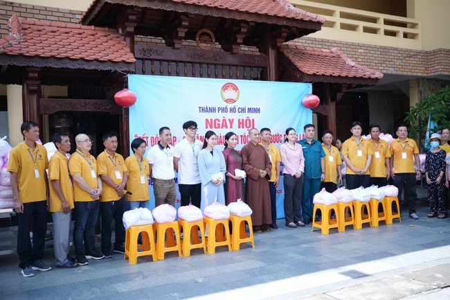 Giving gifts for difficult households during the Ullambana season in Hoc Mon commune in the temple charity activities