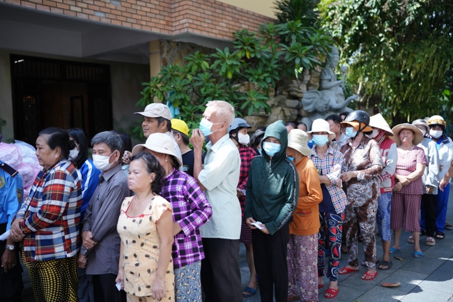 Giving gifts for difficult households during the Ullambana season in Hoc Mon commune in the temple charity activities