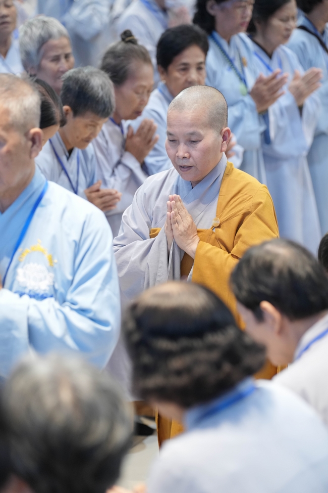 Dharma talk Learn to live happily preaching by Nun Thich Nu Nhu Lan in the 106th Seven-day Retreat