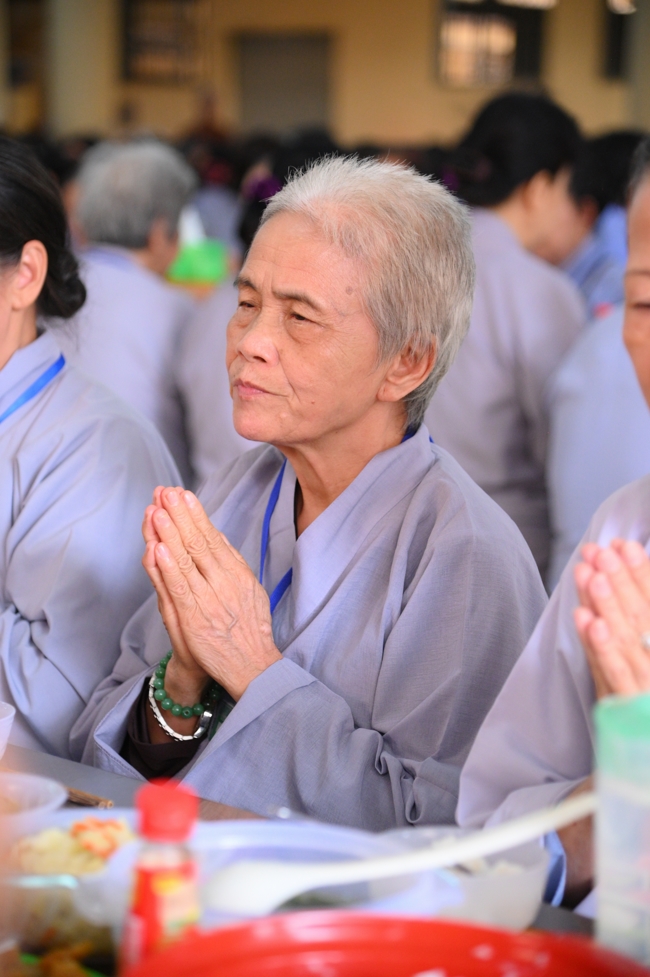 Dharma talk Learn to live happily preaching by Nun Thich Nu Nhu Lan in the 106th Seven-day Retreat
