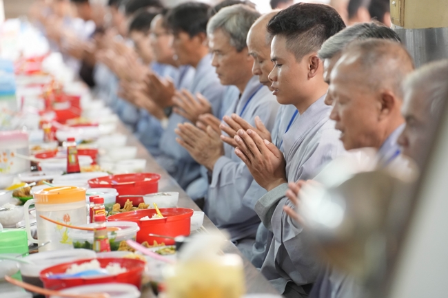 Dharma talk Learn to live happily preaching by Nun Thich Nu Nhu Lan in the 106th Seven-day Retreat