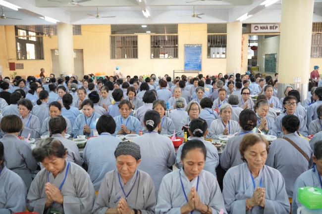 Dharma talk Learn to live happily preaching by Nun Thich Nu Nhu Lan in the 106th Seven-day Retreat