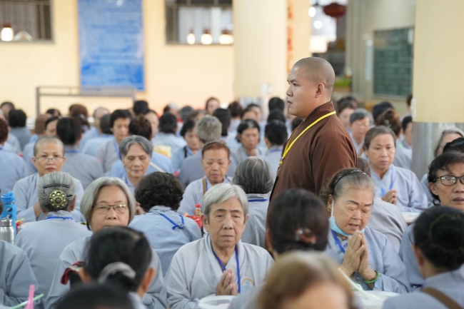 Dharma talk Learn to live happily preaching by Nun Thich Nu Nhu Lan in the 106th Seven-day Retreat