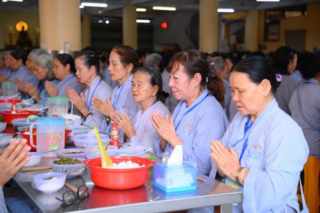 Dharma talk Learn to live happily preaching by Nun Thich Nu Nhu Lan in the 106th Seven-day Retreat