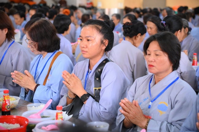 Dharma talk Learn to live happily preaching by Nun Thich Nu Nhu Lan in the 106th Seven-day Retreat