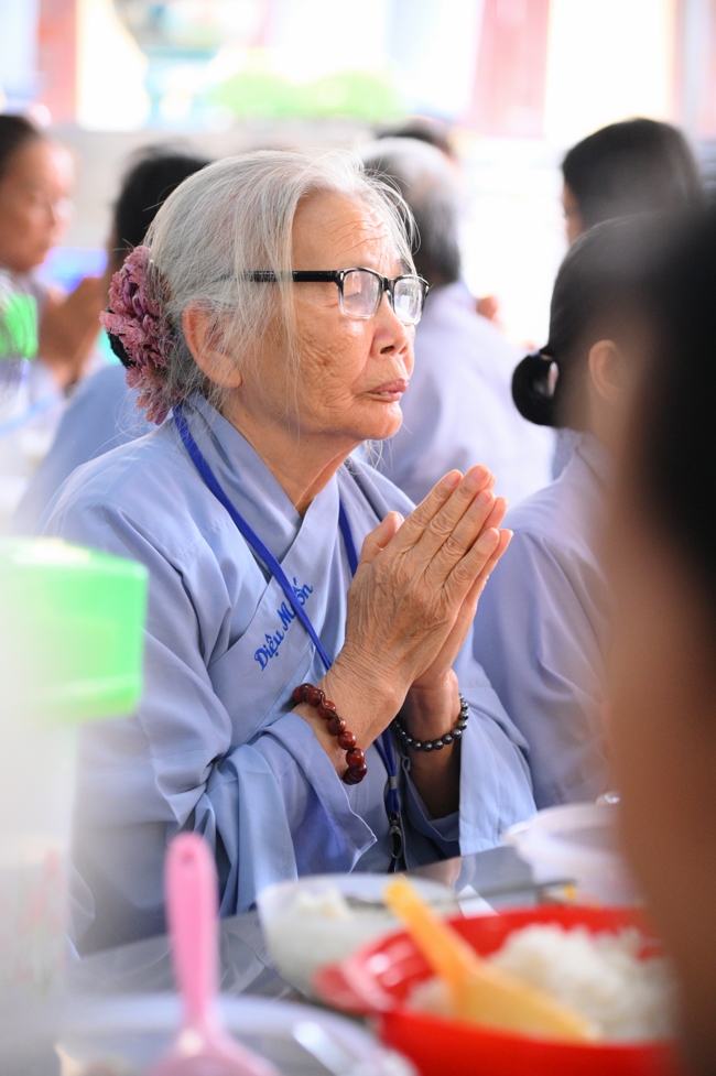 Dharma talk Learn to live happily preaching by Nun Thich Nu Nhu Lan in the 106th Seven-day Retreat
