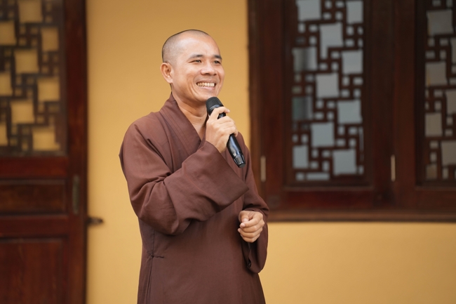Dharma talk Learn to live happily preaching by Nun Thich Nu Nhu Lan in the 106th Seven-day Retreat