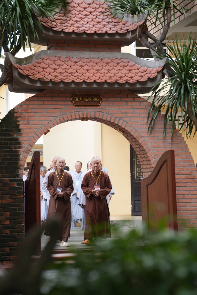 Dharma talk Learn to live happily preaching by Nun Thich Nu Nhu Lan in the 106th Seven-day Retreat
