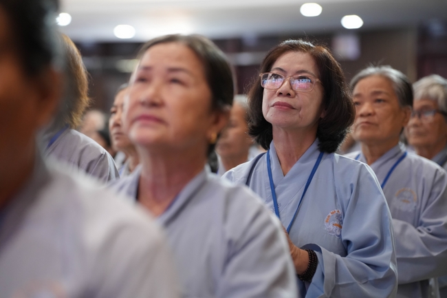 Dharma talk Learn to live happily preaching by Nun Thich Nu Nhu Lan in the 106th Seven-day Retreat