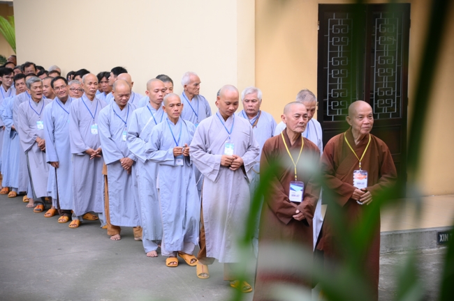 Dharma talk Learn to live happily preaching by Nun Thich Nu Nhu Lan in the 106th Seven-day Retreat