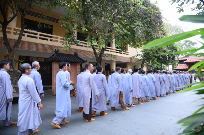 Dharma talk Learn to live happily preaching by Nun Thich Nu Nhu Lan in the 106th Seven-day Retreat