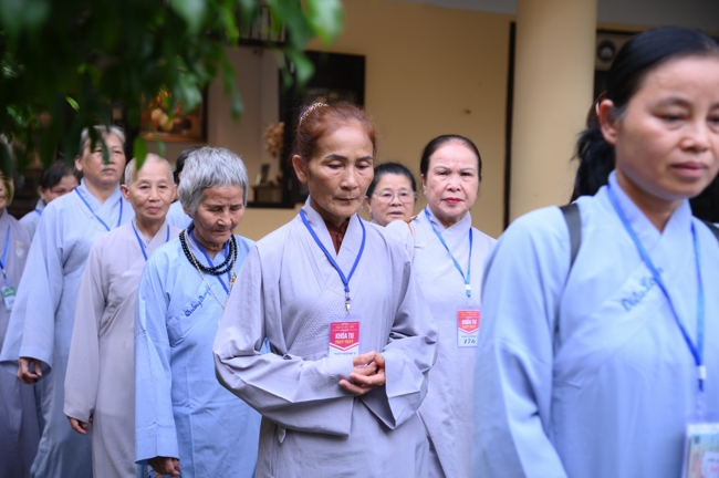 Dharma talk Learn to live happily preaching by Nun Thich Nu Nhu Lan in the 106th Seven-day Retreat