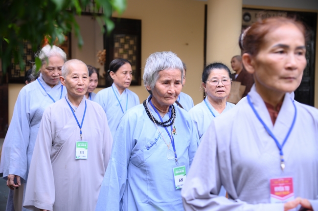 Dharma talk Learn to live happily preaching by Nun Thich Nu Nhu Lan in the 106th Seven-day Retreat