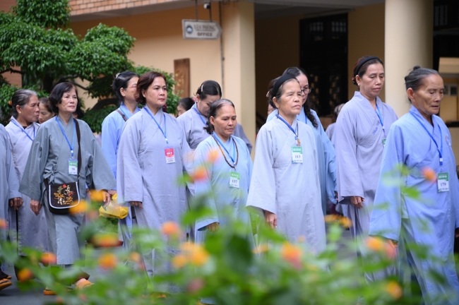 Dharma talk Learn to live happily preaching by Nun Thich Nu Nhu Lan in the 106th Seven-day Retreat