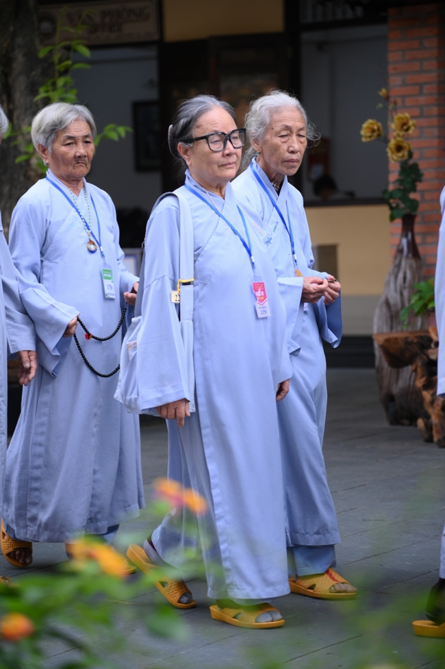 Dharma talk Learn to live happily preaching by Nun Thich Nu Nhu Lan in the 106th Seven-day Retreat