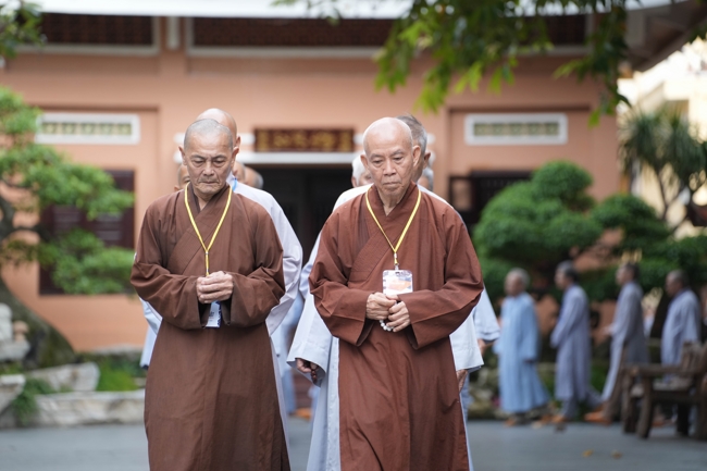 Dharma talk Learn to live happily preaching by Nun Thich Nu Nhu Lan in the 106th Seven-day Retreat