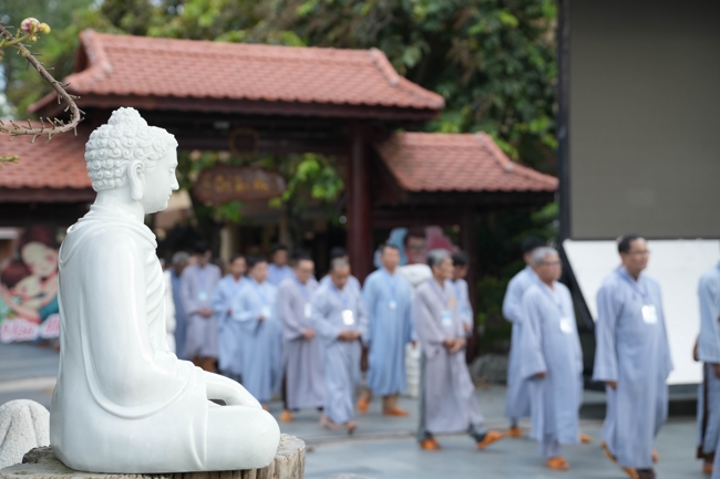 Dharma talk Learn to live happily preaching by Nun Thich Nu Nhu Lan in the 106th Seven-day Retreat