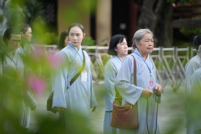 Dharma talk Learn to live happily preaching by Nun Thich Nu Nhu Lan in the 106th Seven-day Retreat