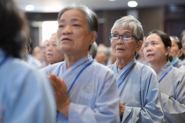 Dharma talk Learn to live happily preaching by Nun Thich Nu Nhu Lan in the 106th Seven-day Retreat