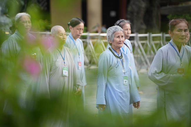 Dharma talk Learn to live happily preaching by Nun Thich Nu Nhu Lan in the 106th Seven-day Retreat