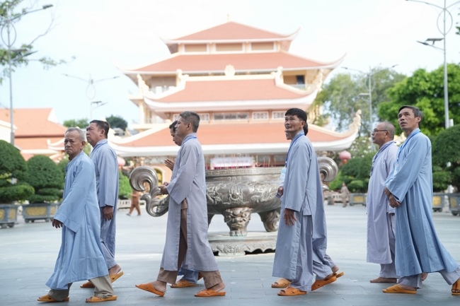 Dharma talk Learn to live happily preaching by Nun Thich Nu Nhu Lan in the 106th Seven-day Retreat