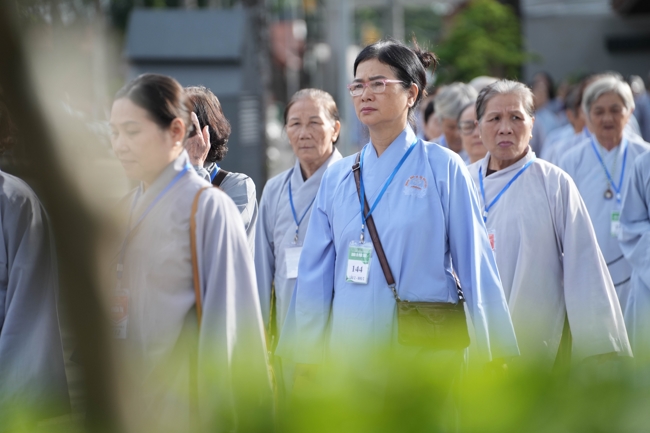 Dharma talk Learn to live happily preaching by Nun Thich Nu Nhu Lan in the 106th Seven-day Retreat