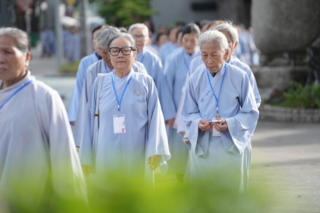 Dharma talk Learn to live happily preaching by Nun Thich Nu Nhu Lan in the 106th Seven-day Retreat