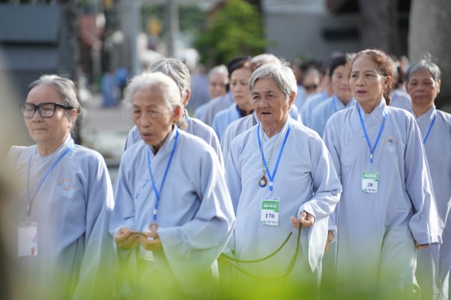 Dharma talk Learn to live happily preaching by Nun Thich Nu Nhu Lan in the 106th Seven-day Retreat